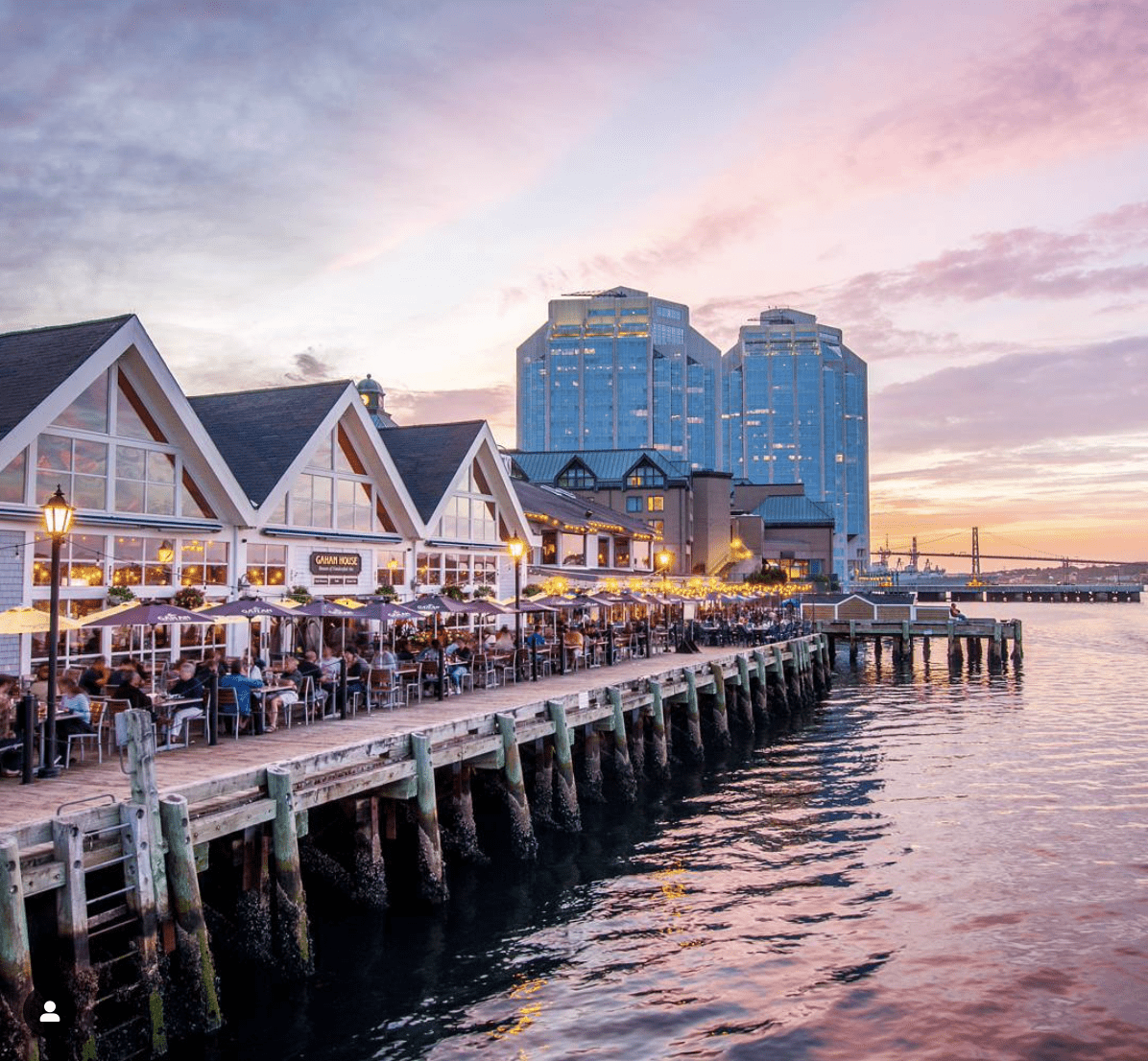 Halifax Waterfront Broadwalk am Abend