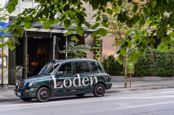 Loden Drop Off Cab steht auf einer Straße in Vancouver