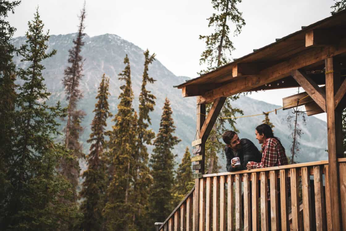 Menschen stehen auf der Terrasse der Red Goat Lodge in British Columbia