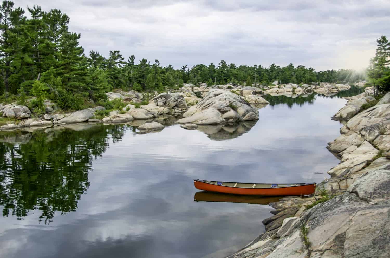 Rotes Kanu im Wasser an der Georgian Bay