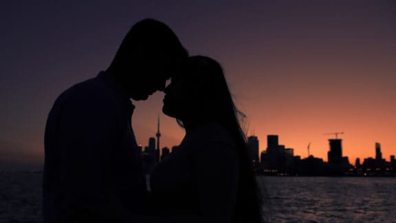 Paar vor den CN Tower bei Nacht das perfekte Wochenende in Toronto