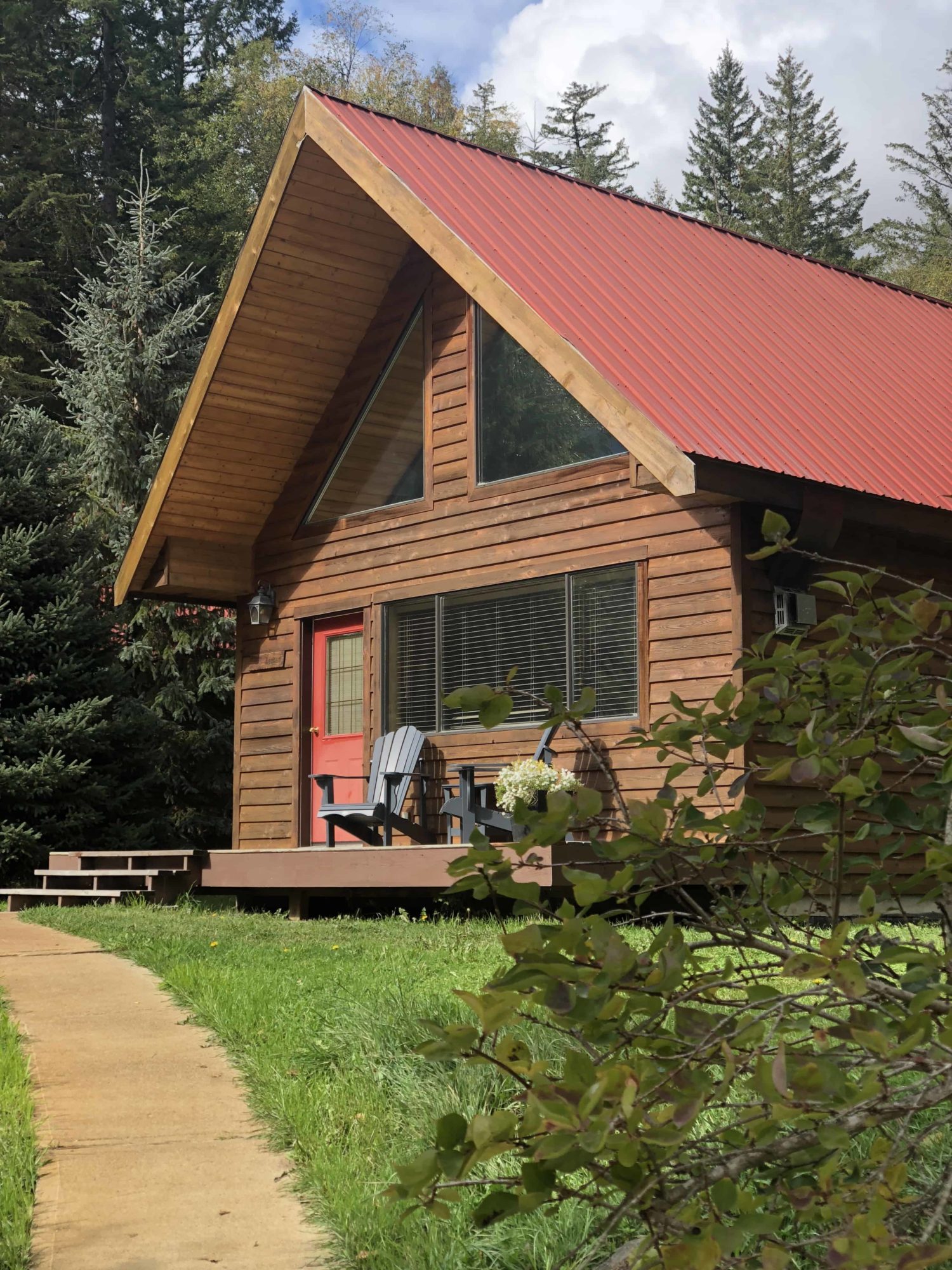 Tweedsmuir Lodge: Haus mit rotem Dach