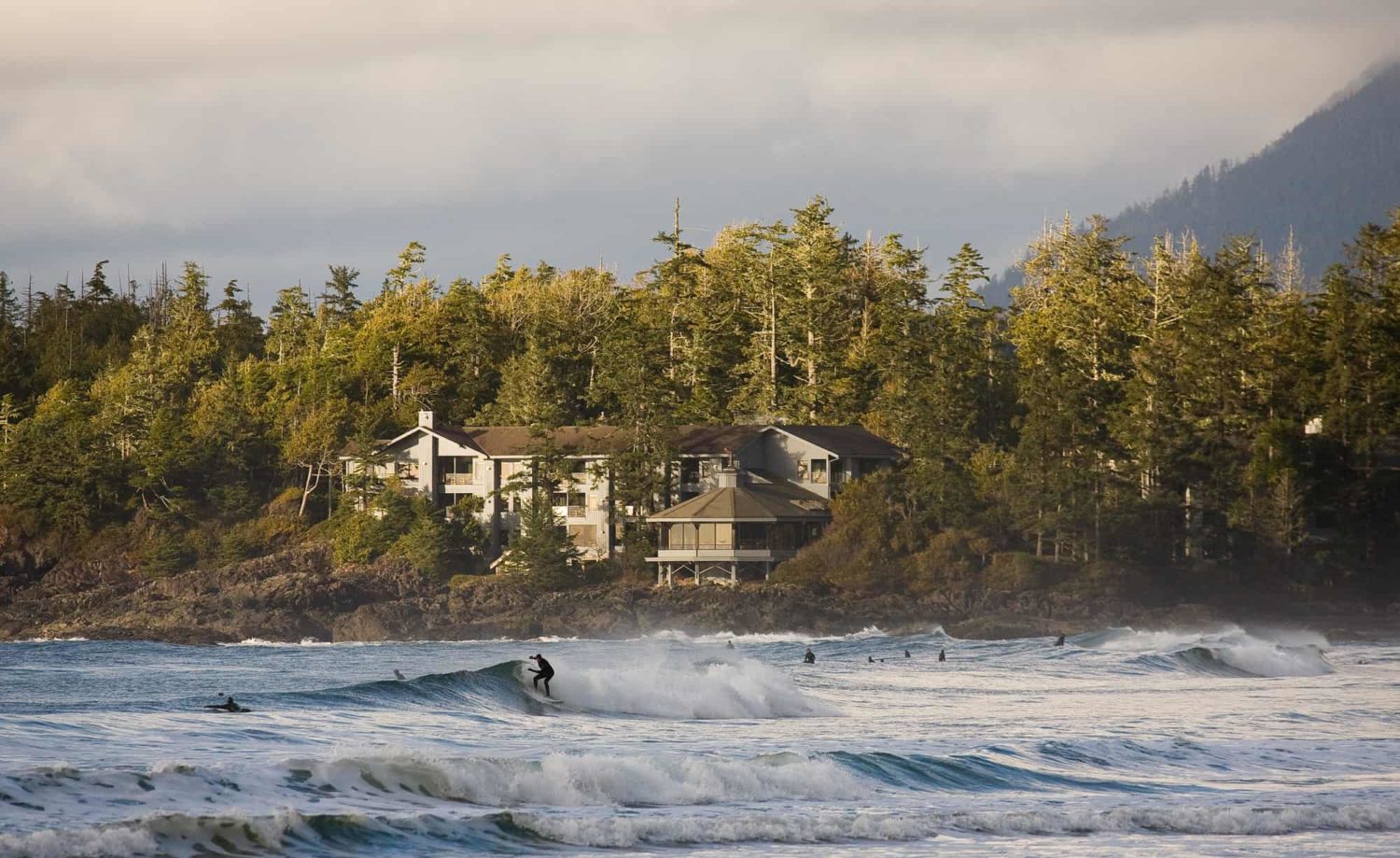 Surfer vor dem Wickaninnish Inn, das mitten in einem Waldgebiet steht