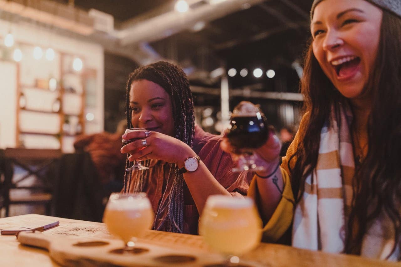 Junge Frauen trinken Bier in einer Brauerei in Moncton, New Brunswick
