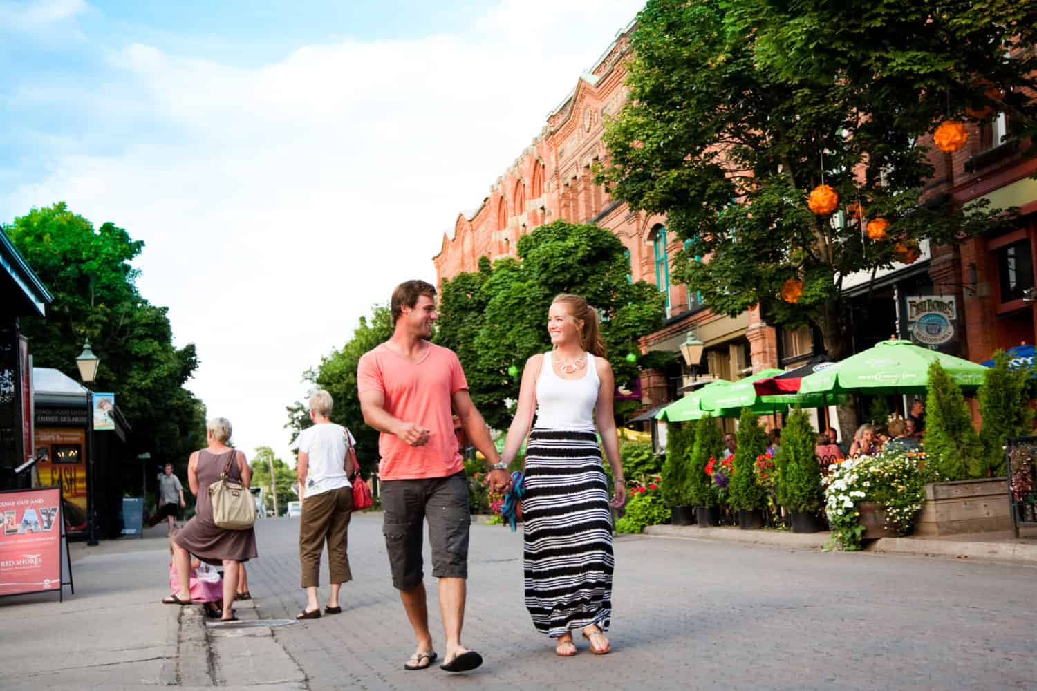Paar läuft durch die Victoria Row in Charlottetown, Prince Edward Island, Kanada town
