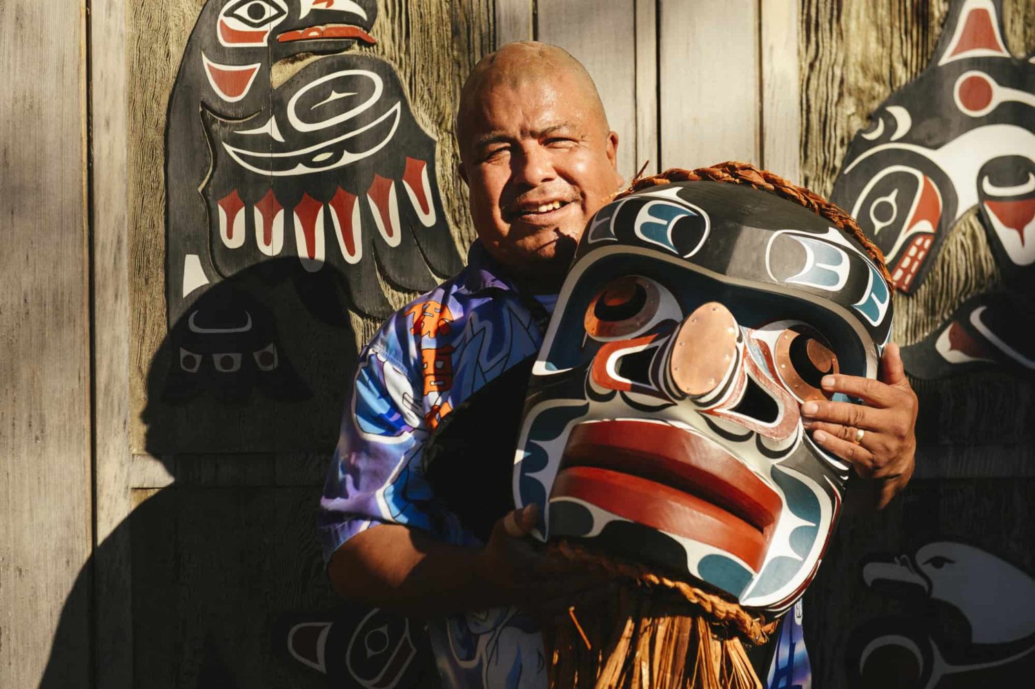 Einheimischer hält eine Traditioneller Maske, British Columbia, Kanada