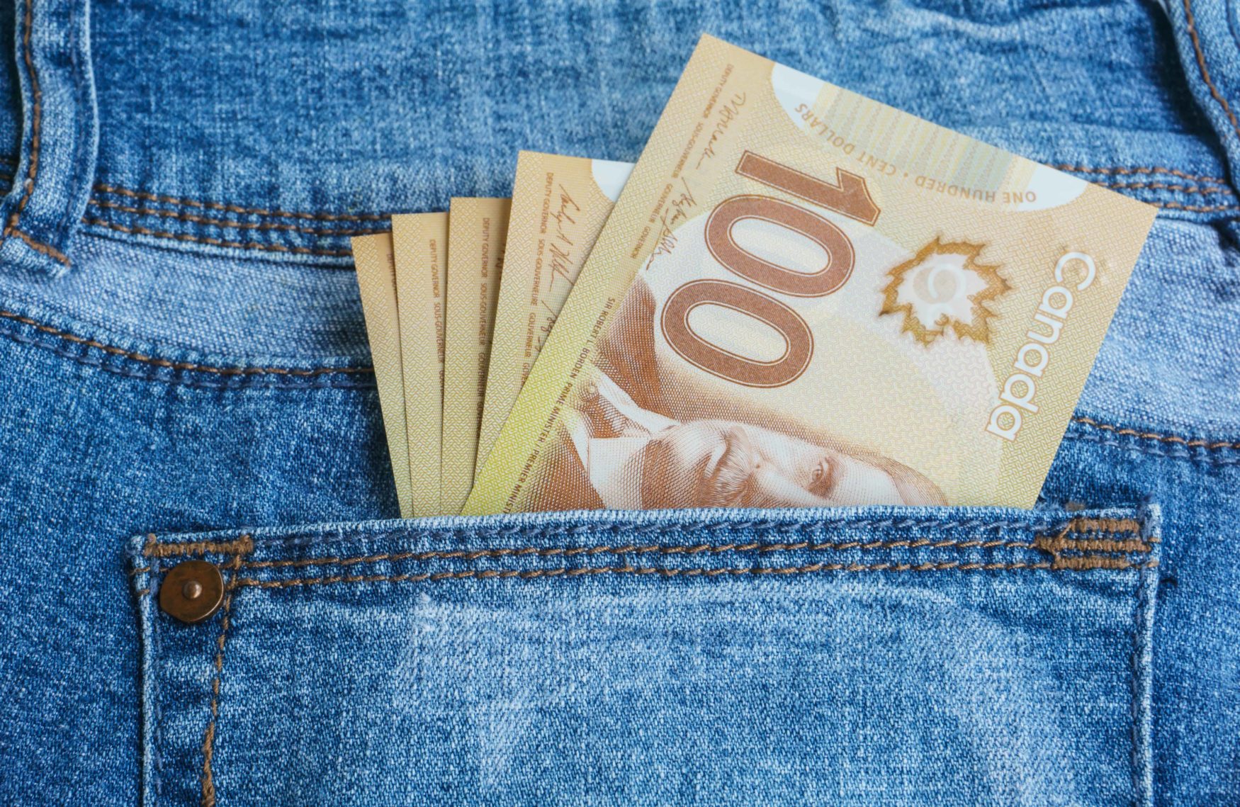Kanadische Dollar in Hosentasche