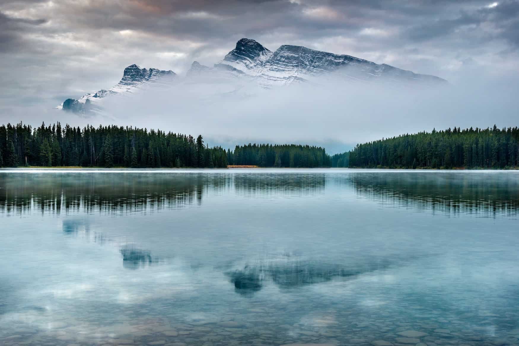 Vernebelte Landschaft am Lake Minnewanka, Banff National Park, Alberta