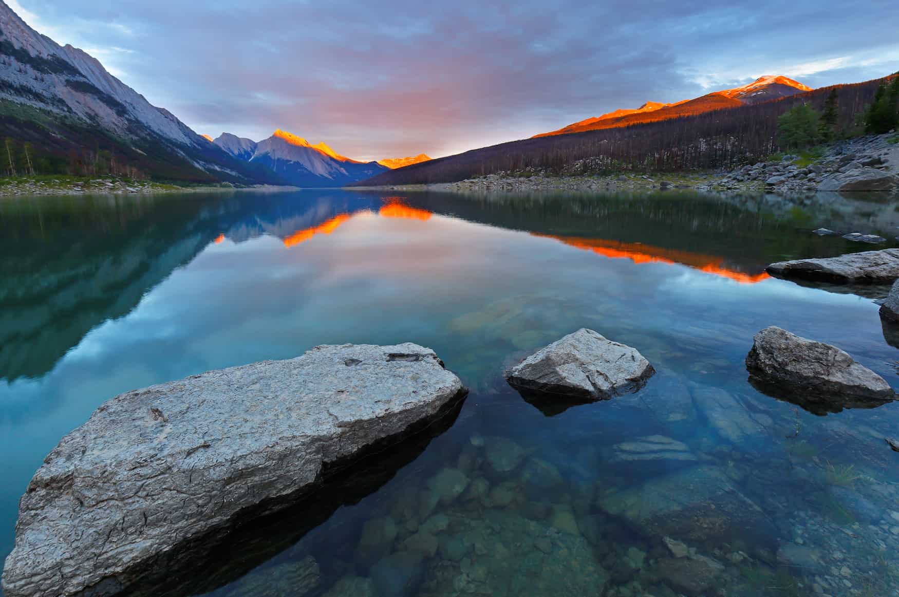 Medicine Lake in den Canadian Rockies im Jasper National Park, Alberta