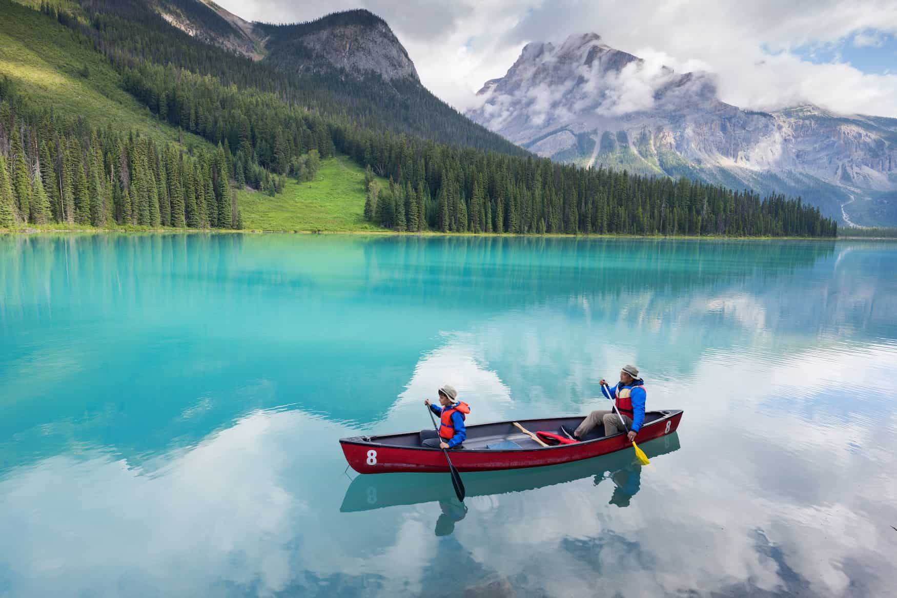 Kanu auf dem Emerald Lake, Yoho National Park, British Columbia