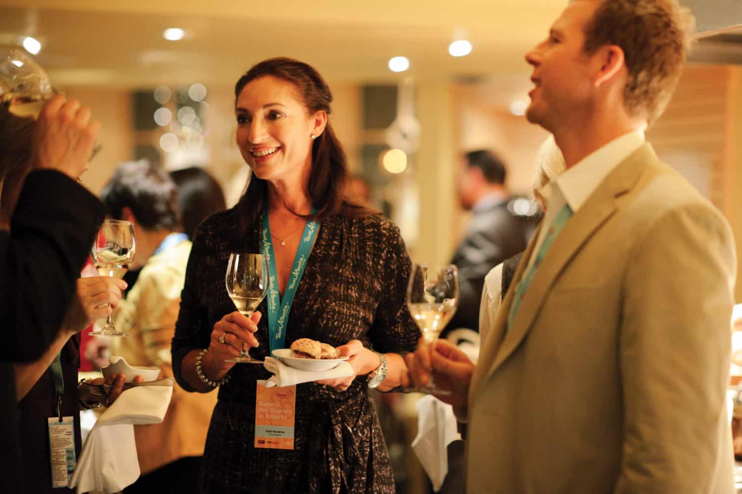 Frau im Fairmont Banff Springs Hotel genießt einen Sekt und etwas zu essen bei einem anregendem Gespräch