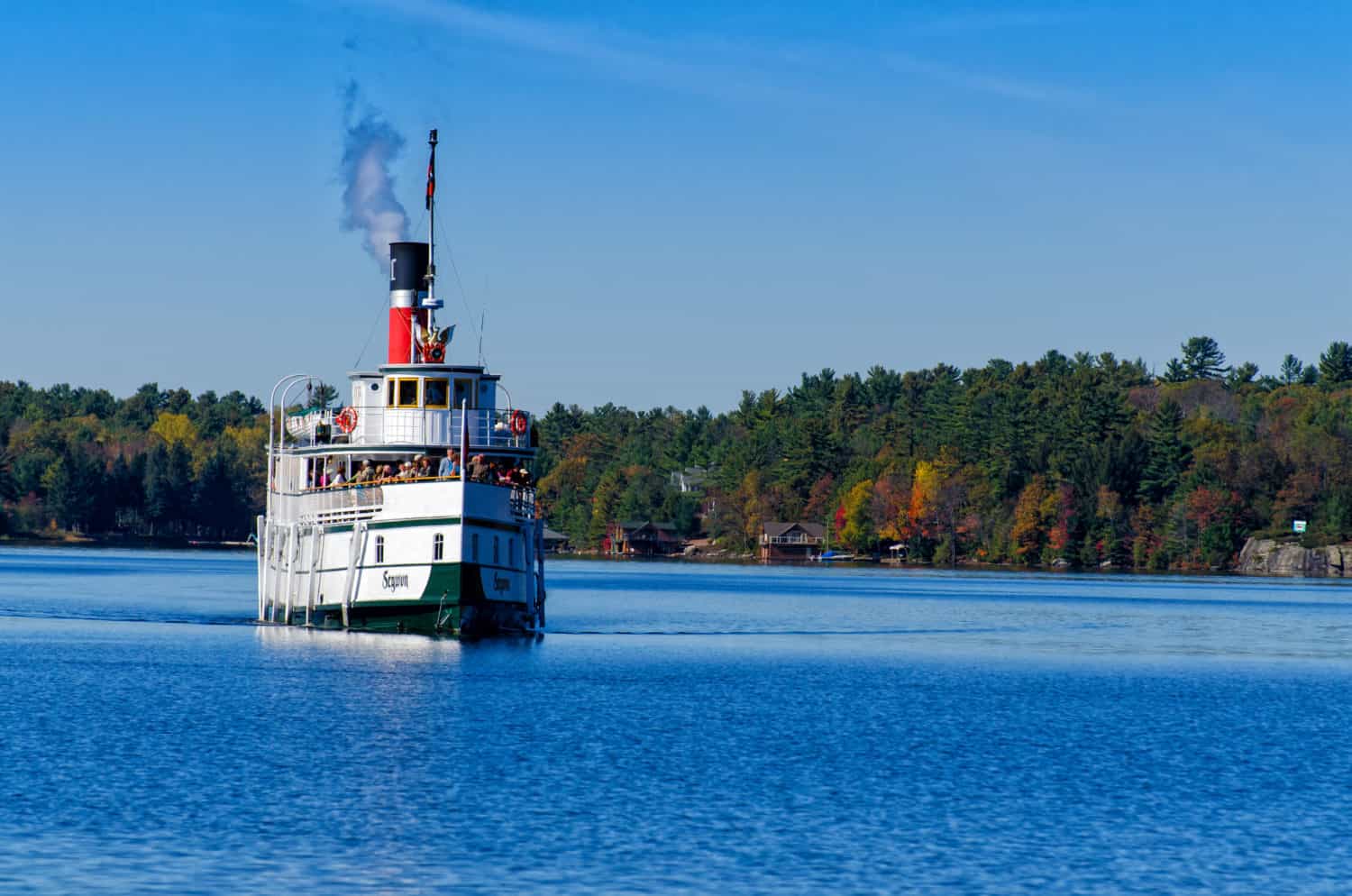 Historic Segwun steamship, das älteste dampfbetriebene Fahrzeug im Betrieb in Nordamerika, mit Touristen an Bord auf Lake Muskoka auf einer herbstlichen Kreutzfahrt in GRAVENHURST, ONTARIO
