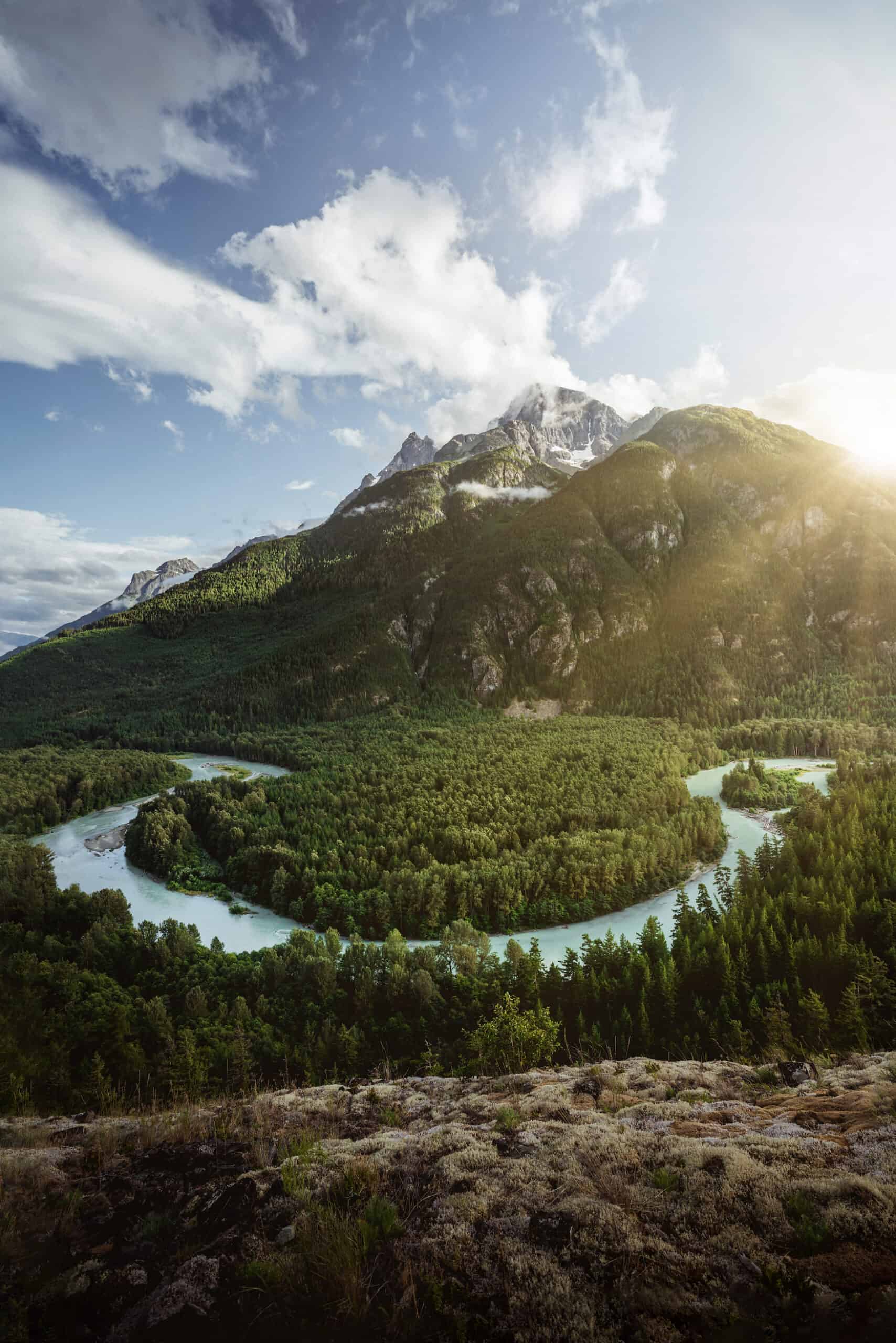 Blick auf einen Fluss im Bella Cola Valley auf einem der schönsten Wanderwege in British Columbia