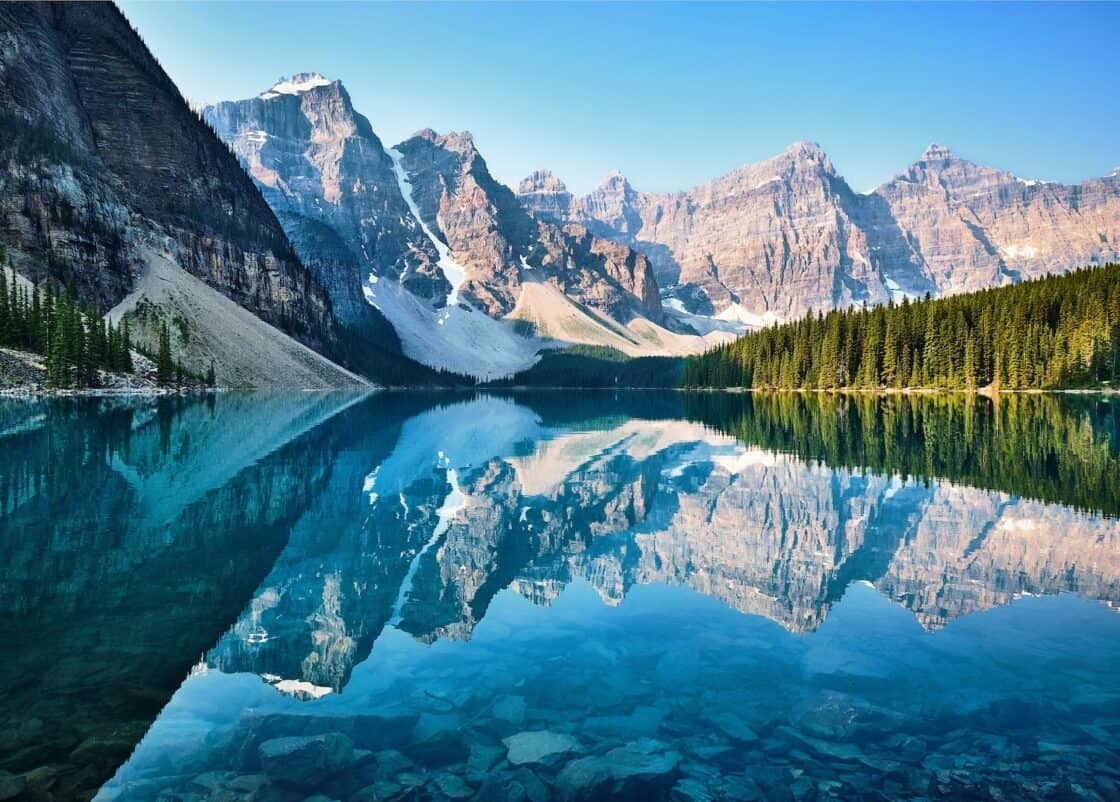 Blick auf den Moraine Lake in Alberta, Kanada.