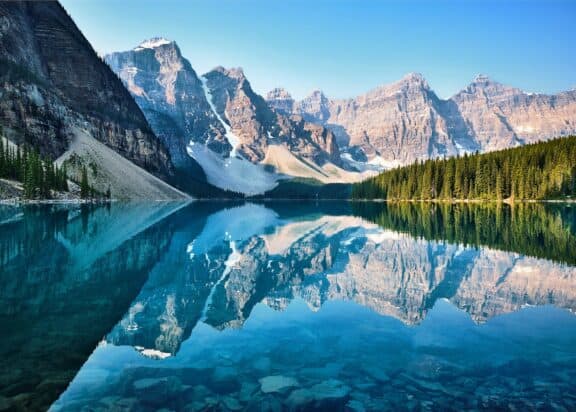 Blick auf den Moraine Lake in Alberta, Kanada.