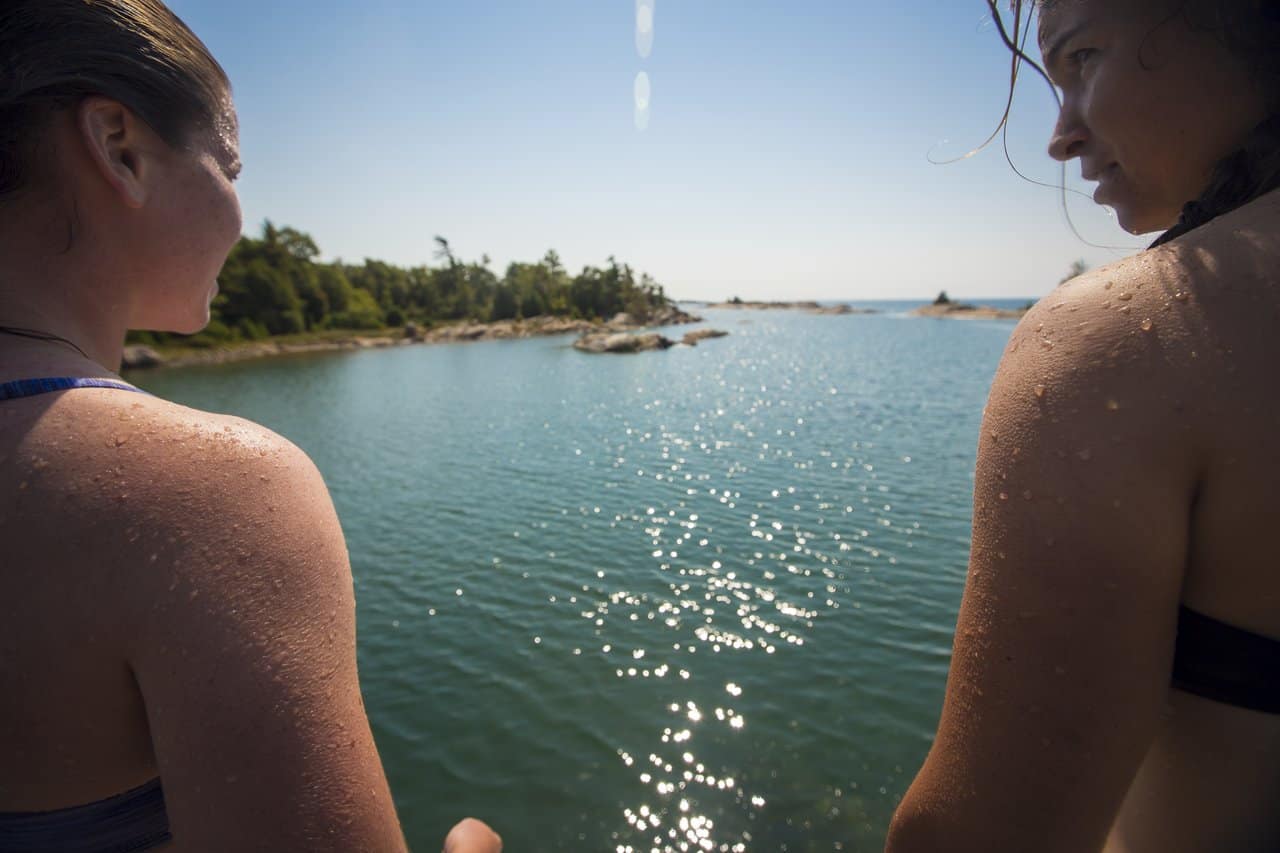 Zwei Frauen an einem See in Muskoka