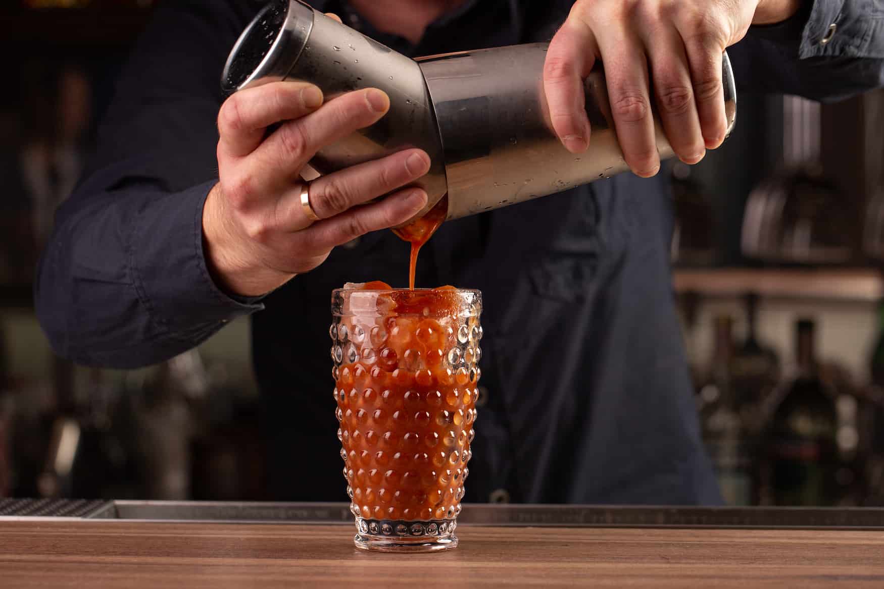Barkeeper bereitet Caesar Cocktail zu