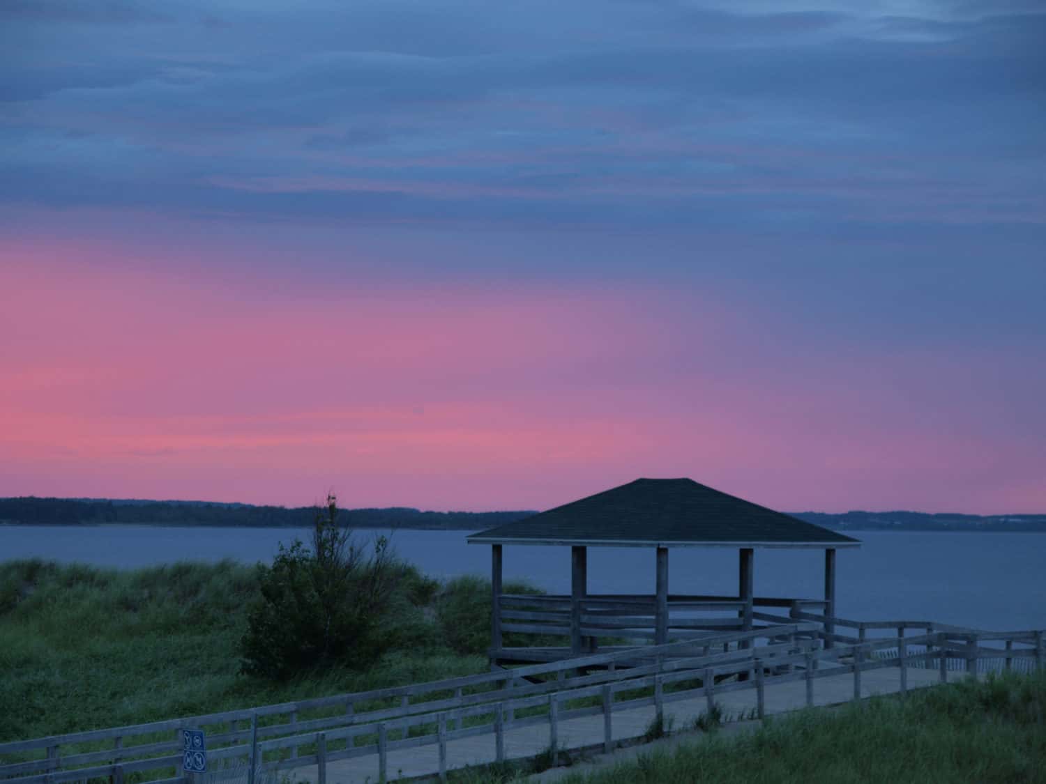 Parlee Beach Provincial Park, Shediac, New Brunswick, Kanada. Vor dem Sonnenuntergang befindet sich ein Parvillion und das Meer im Hintergrund.