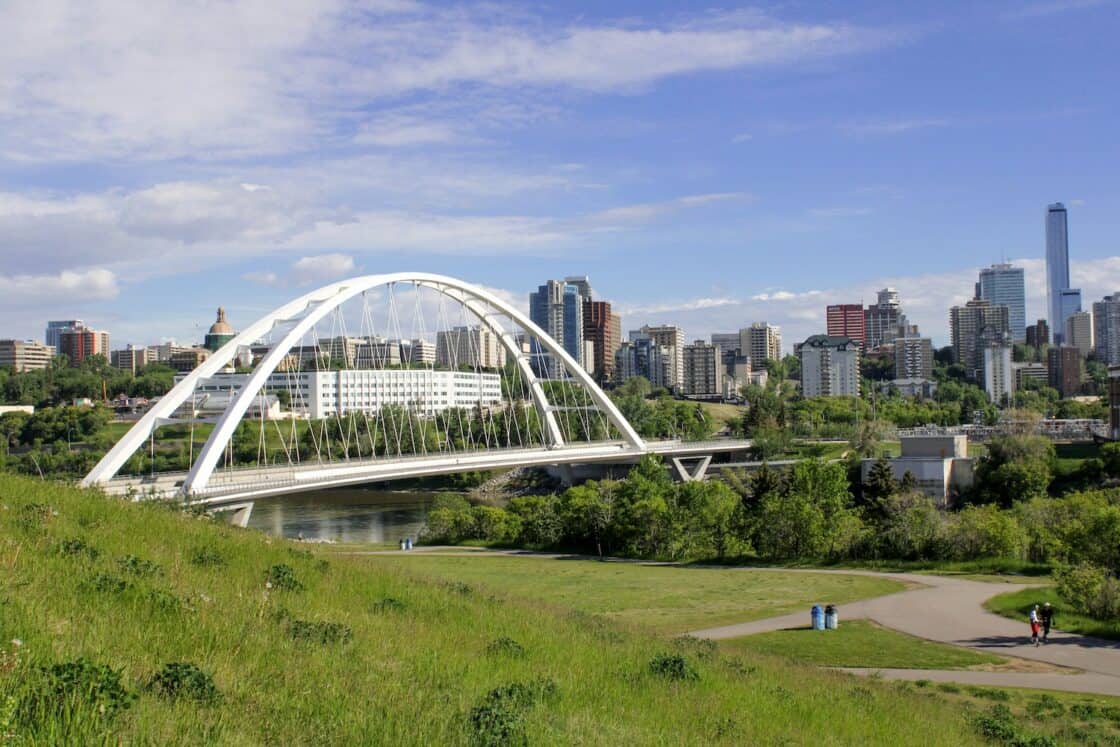 Brücke und Skyline von Edmonton in Alberta.