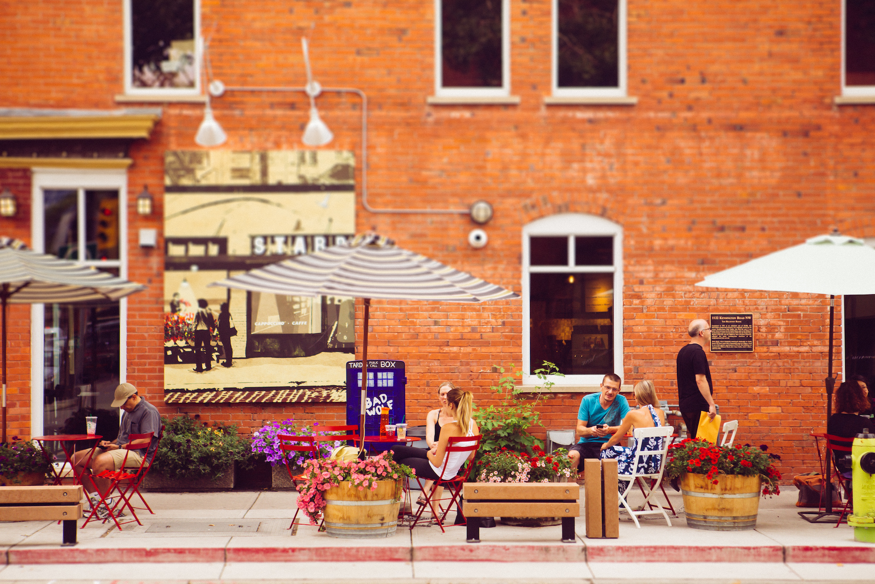 Leute sitzen in Cafés in der Kensington Nachbarschaft in Calgary, Alberta in Kanada