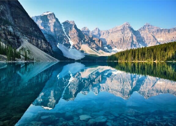 Spiegelglatter Moraine Lake in Kanada