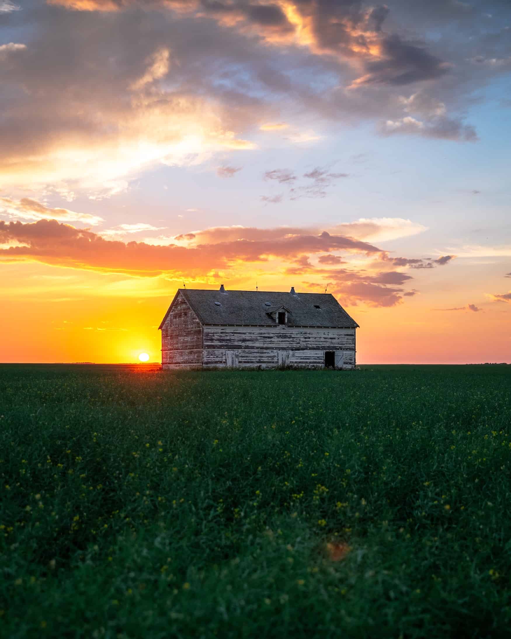 Sonnenuntergang hinter einer Holzhütte in Saskatchewan, Kanada