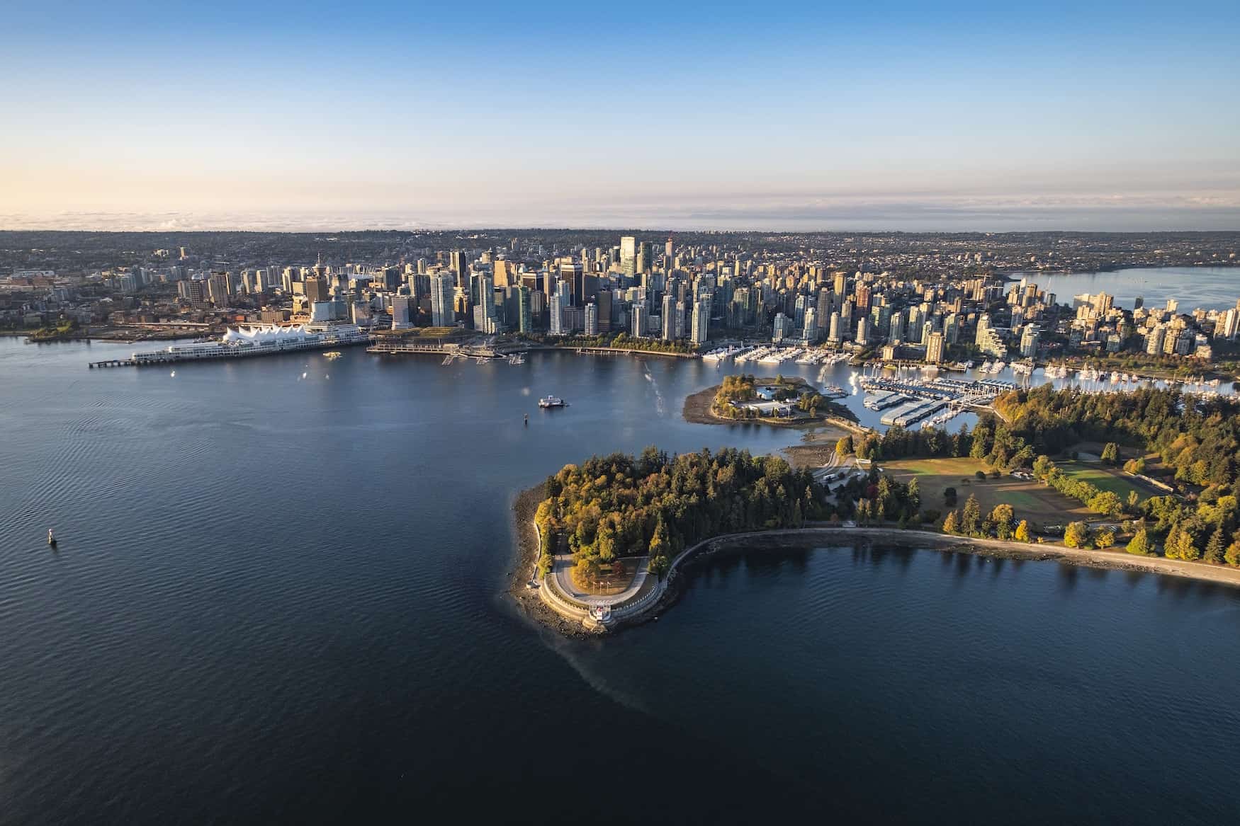 Blick auf die Skyline von Vancouver, die Stadt ist eins der Wahrzeichen von Kanada