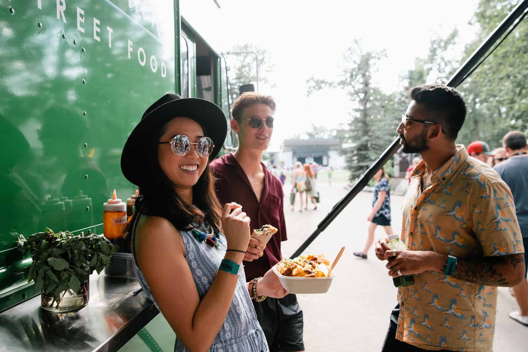 Freunde auf einem Street Food Festival in Calgary