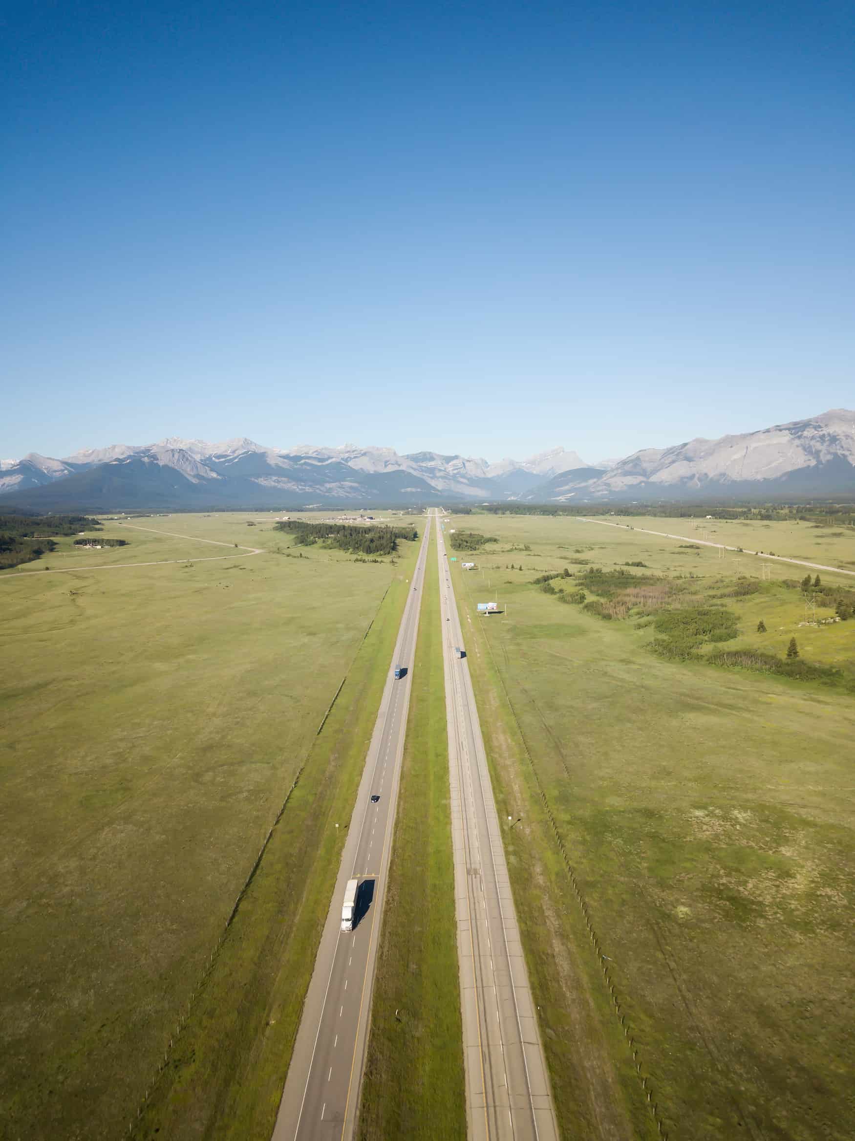 Autos fahren über großen Highway, der durch zehn Provinzen in Kanada führt