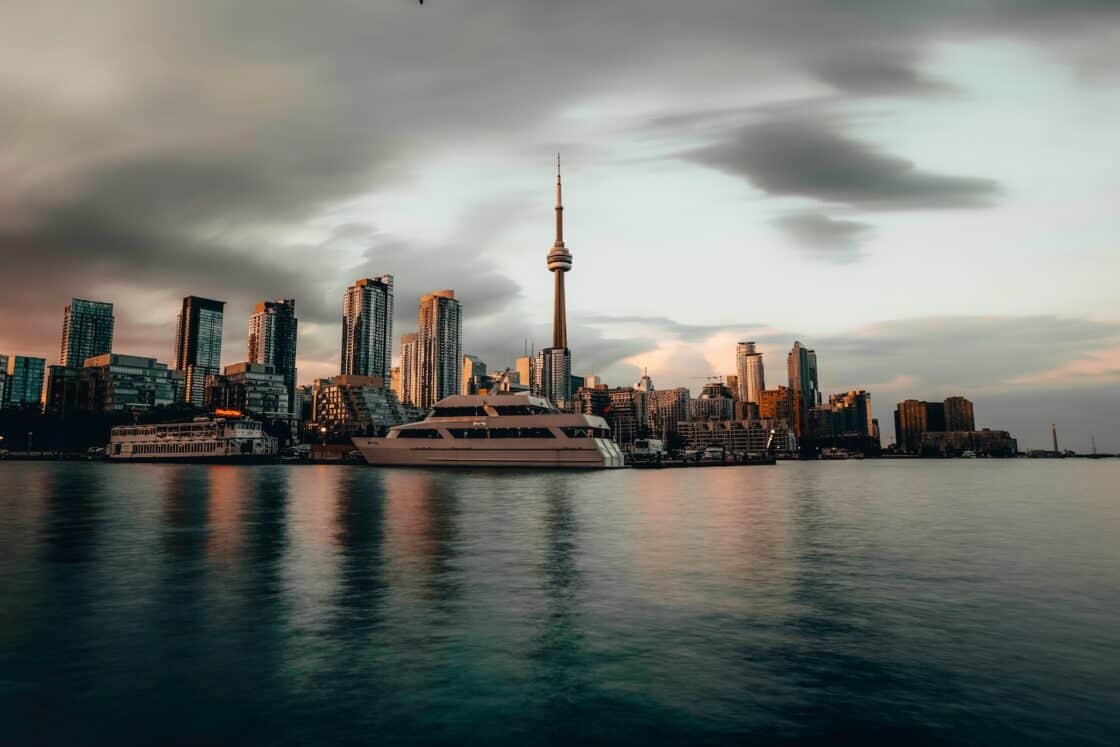 Skyline von Toronto, Kanada bei Nacht mit CN Tower