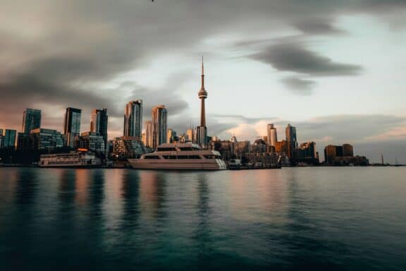 Skyline von Toronto, Kanada bei Nacht mit CN Tower