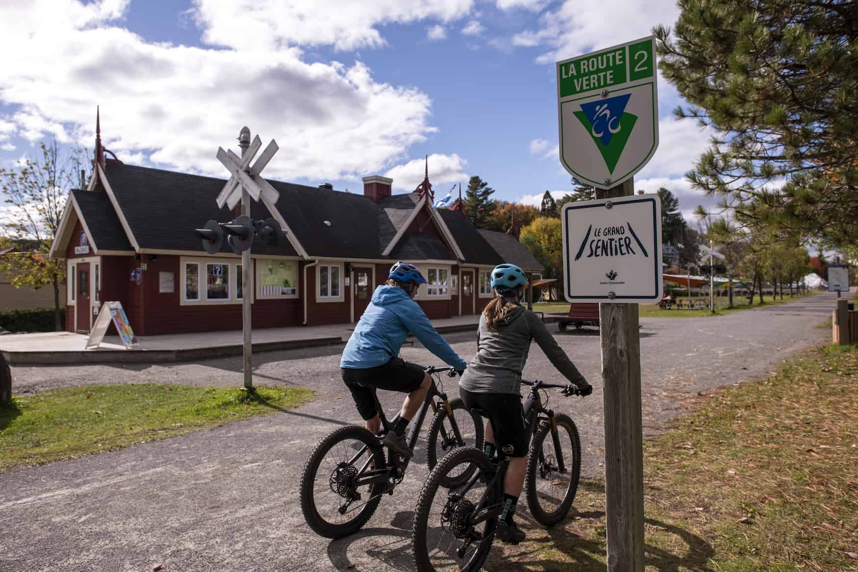 Fahrradfahrer auf der Route Verte in Quebec