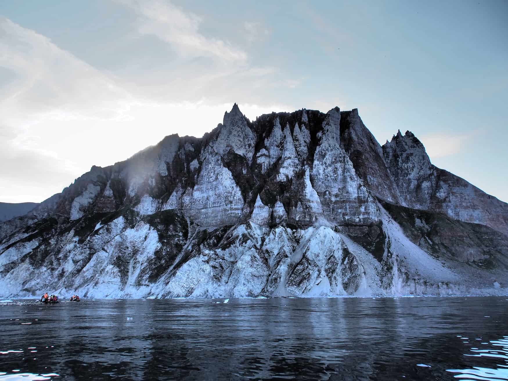 Felsen auf Ozean in der Arktis