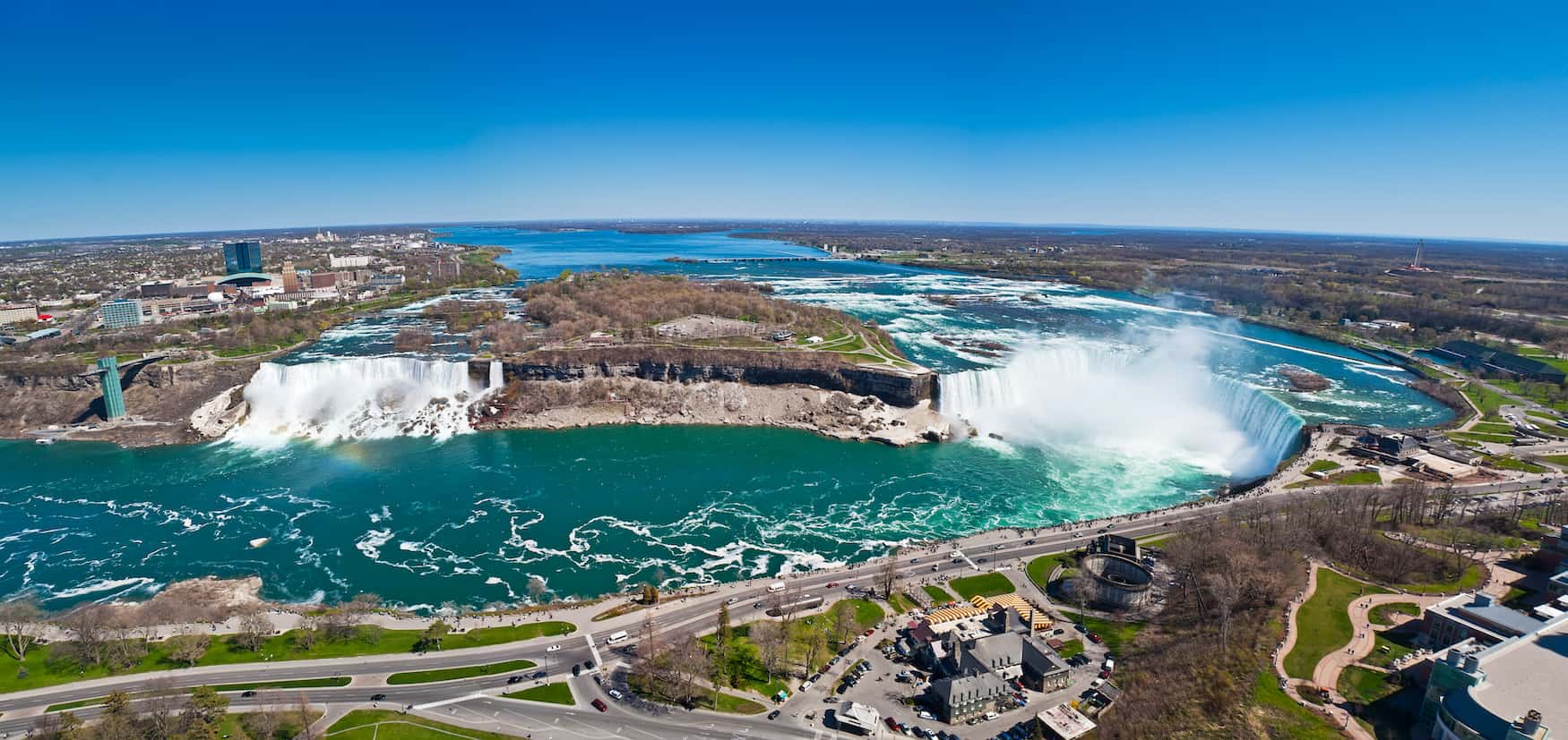 Panoramabild auf die beiden Wasserfälle der Niagara Falls in den USA und Kanada