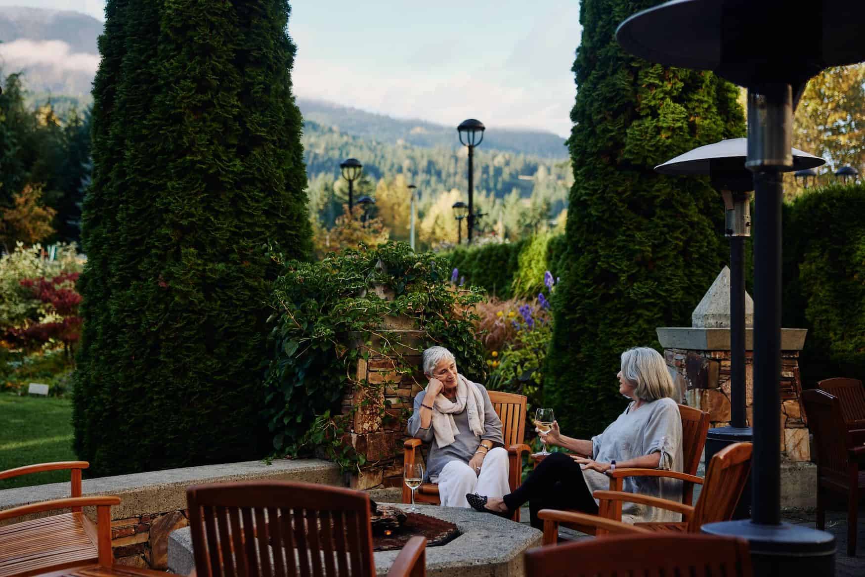 Zwei Frauen sitzen im Fairmont Chateau Whistler und unterhalten sich