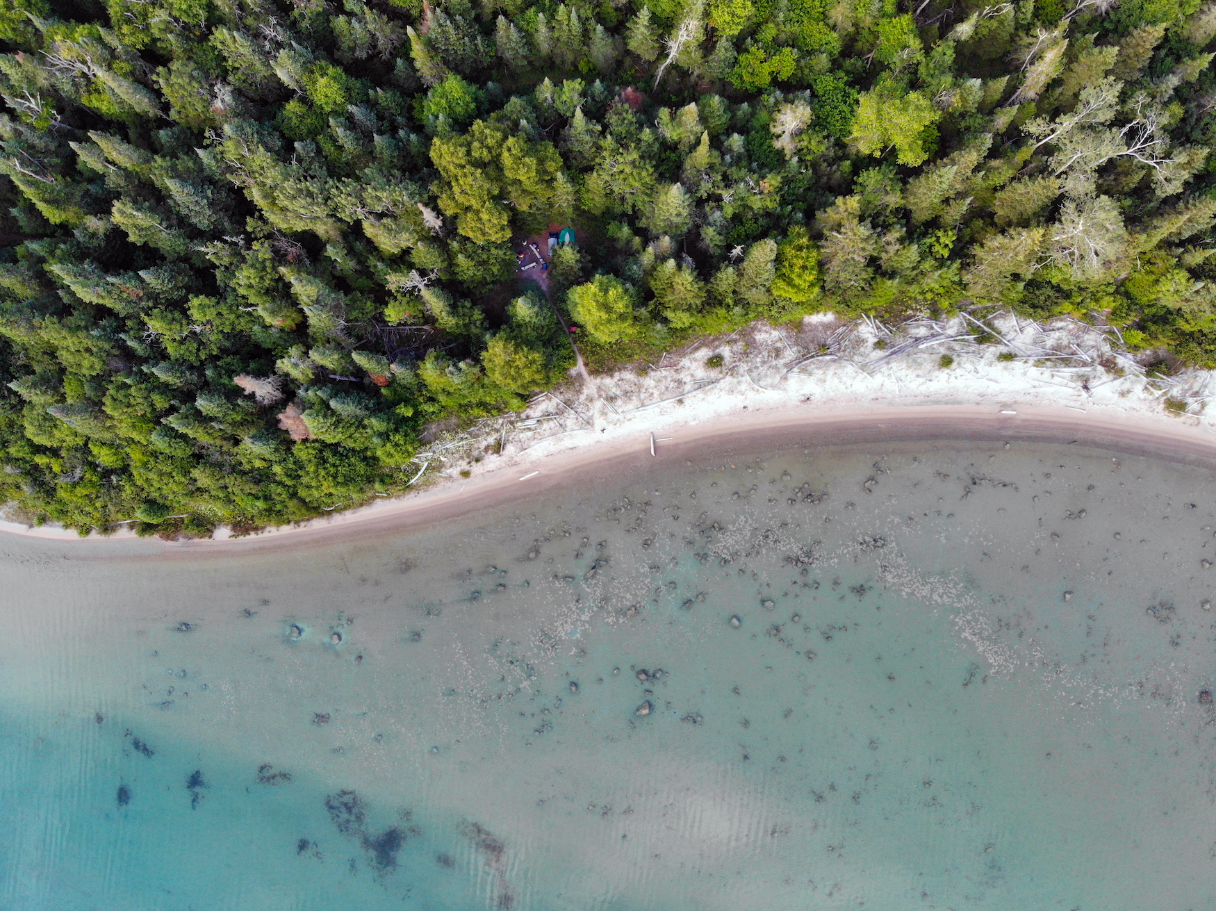 Blick hinunter auf einen Campingplatz in einem Wald nahe dem Ufer des Superior Pukaskwa Nationalparks