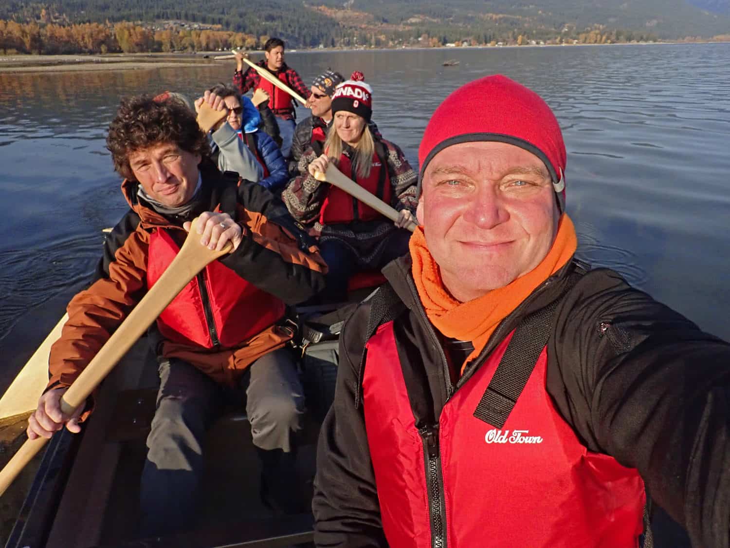 Gruppe in einem Kanu auf dem Weg zum Lachse beobachten in BC, Kanada.