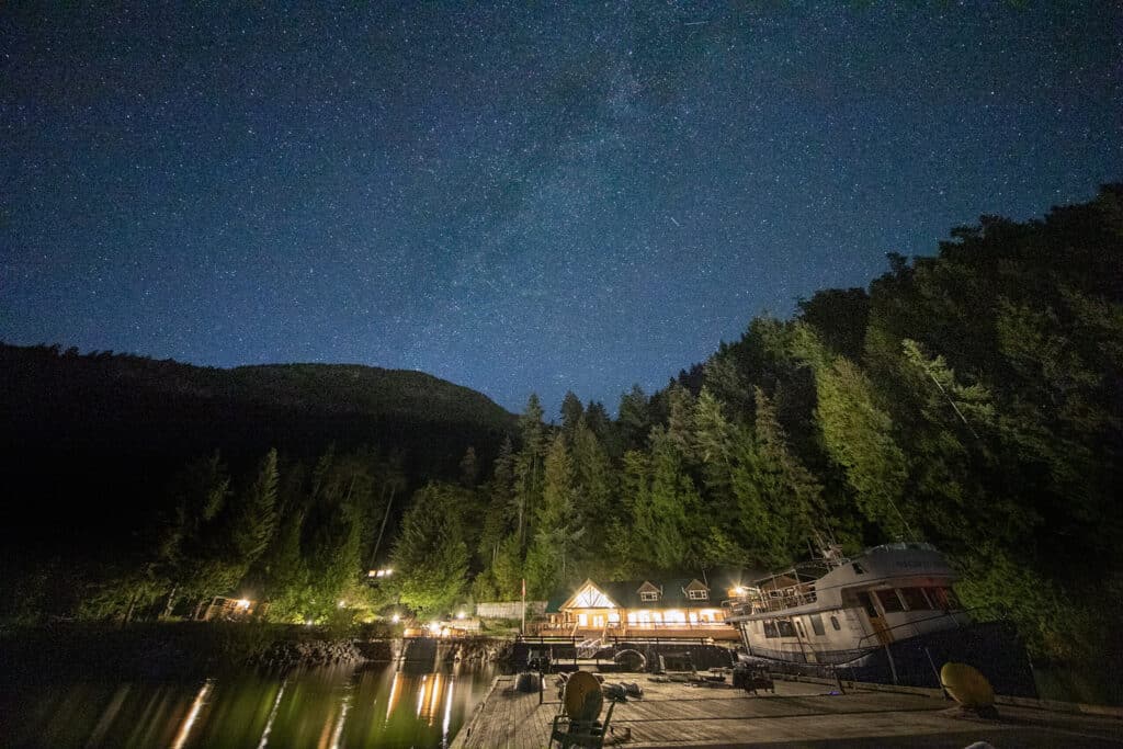 Klahoose Wilderness Resort bei Nacht unter dem Sternenhimmel