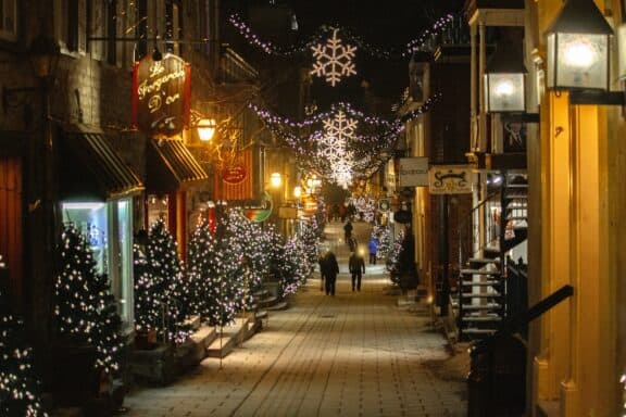 Weihnachtlich geschmückte Gasse in Québec.