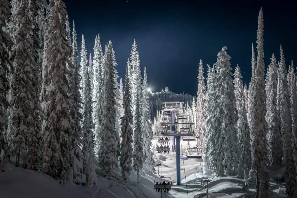 Nachtskifahren und der Sessellift im Big White Ski Resort