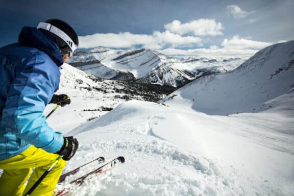 Skifahrer bergab gewandt in Lake Louise Alberta , eins der schönsten Skigebiete Kanadas