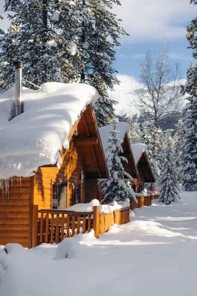 Baker Creek Lodge chalets mit viel Schnee bedeckt im Winter
