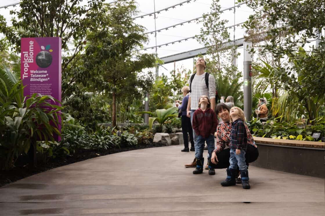 Familie schaut sich das den Botanischen Garten The Leaf – Canada’s Diversity Gardens in Winnipeg an.