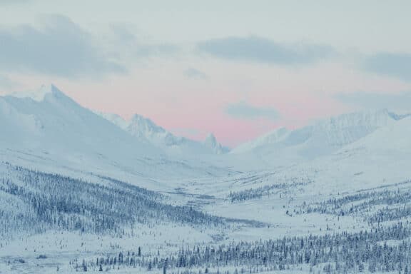 Berge mit Schnee im Yukon