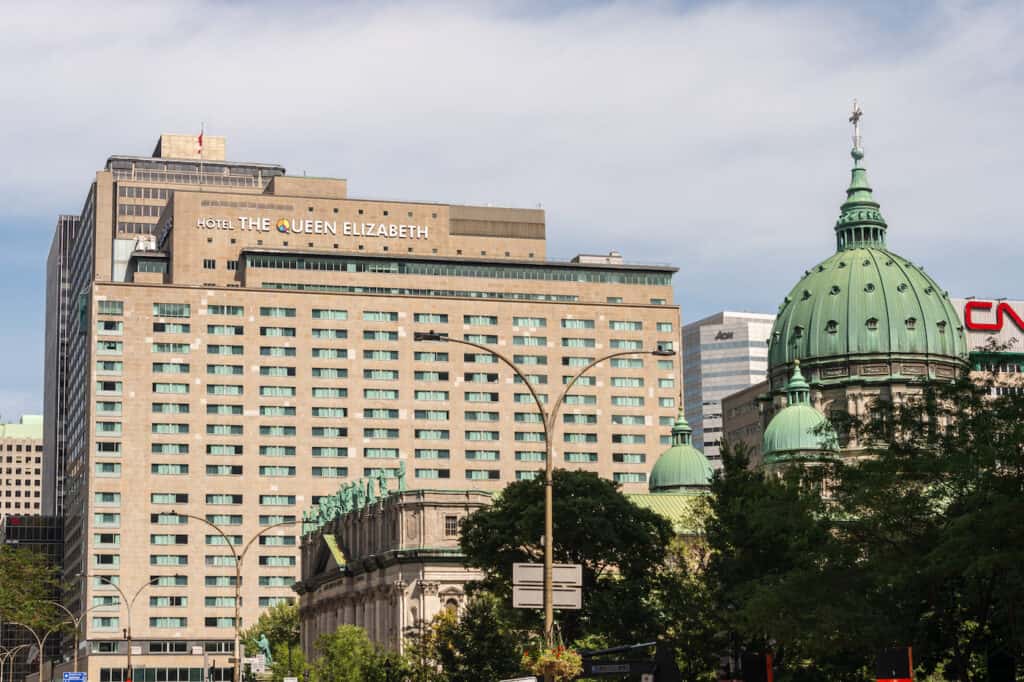 Fassade des Fairmont The Queen Elizabethin Montréal in Kanada