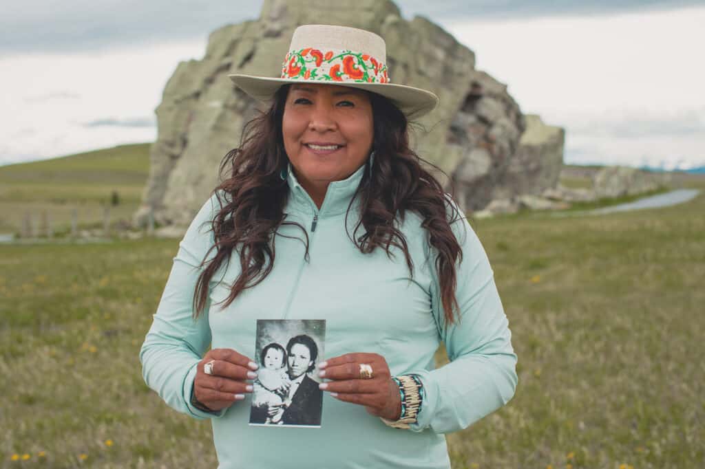 Heather Black von dem Blood Tribe hält ein Foto in Alberta