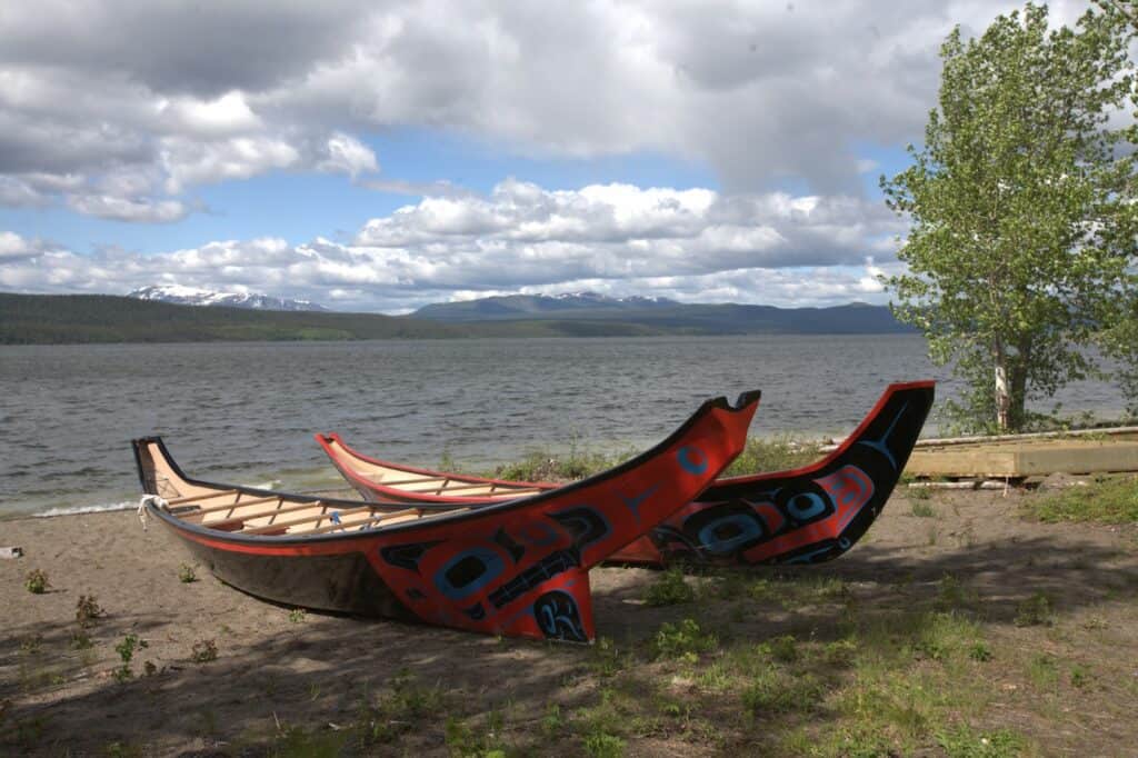 First Nations Boote am Strand im Yukon