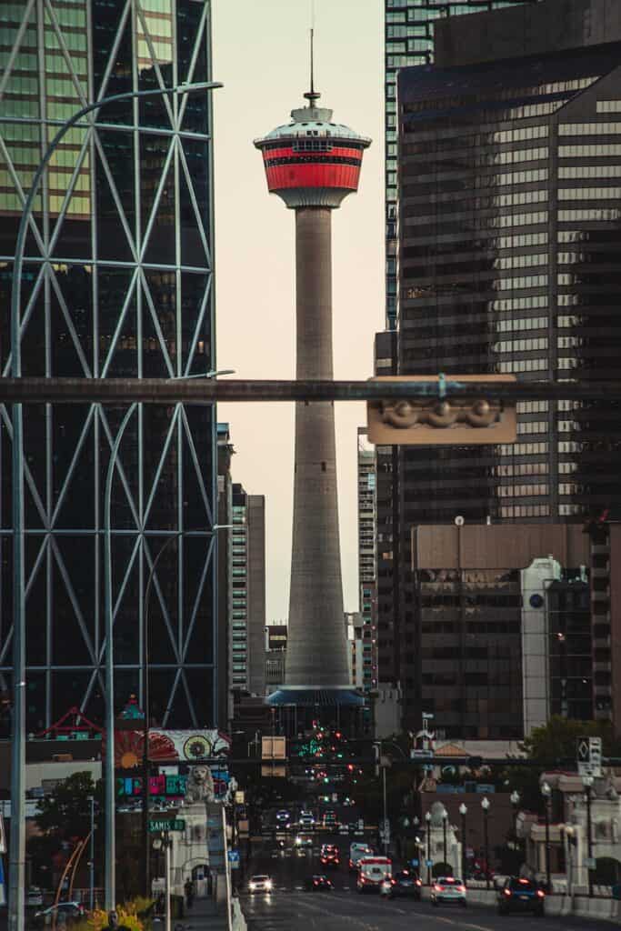 Blick auf die Straße in Downtown Calgary. Im Hintergrund der Calgary Tower.