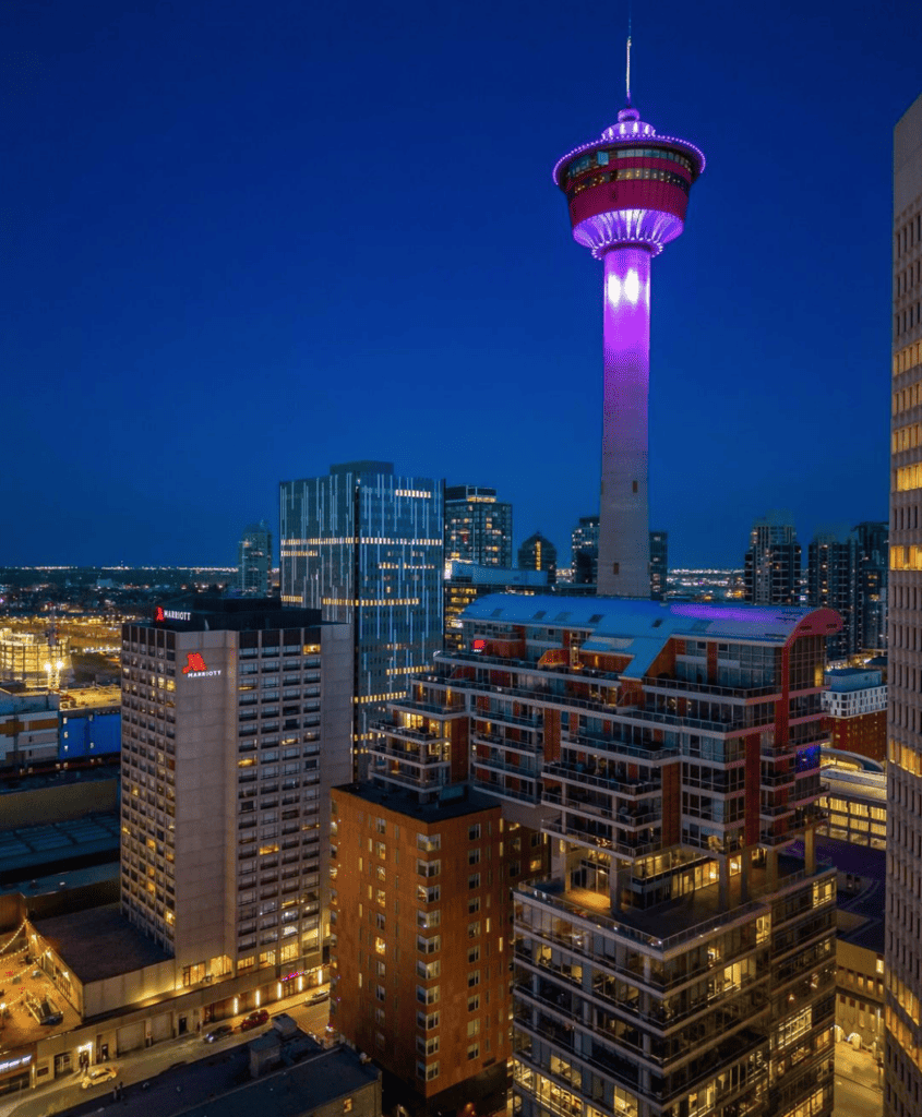 Hotel Le Germain Calgary mit Calgary Tower im Hintergrund