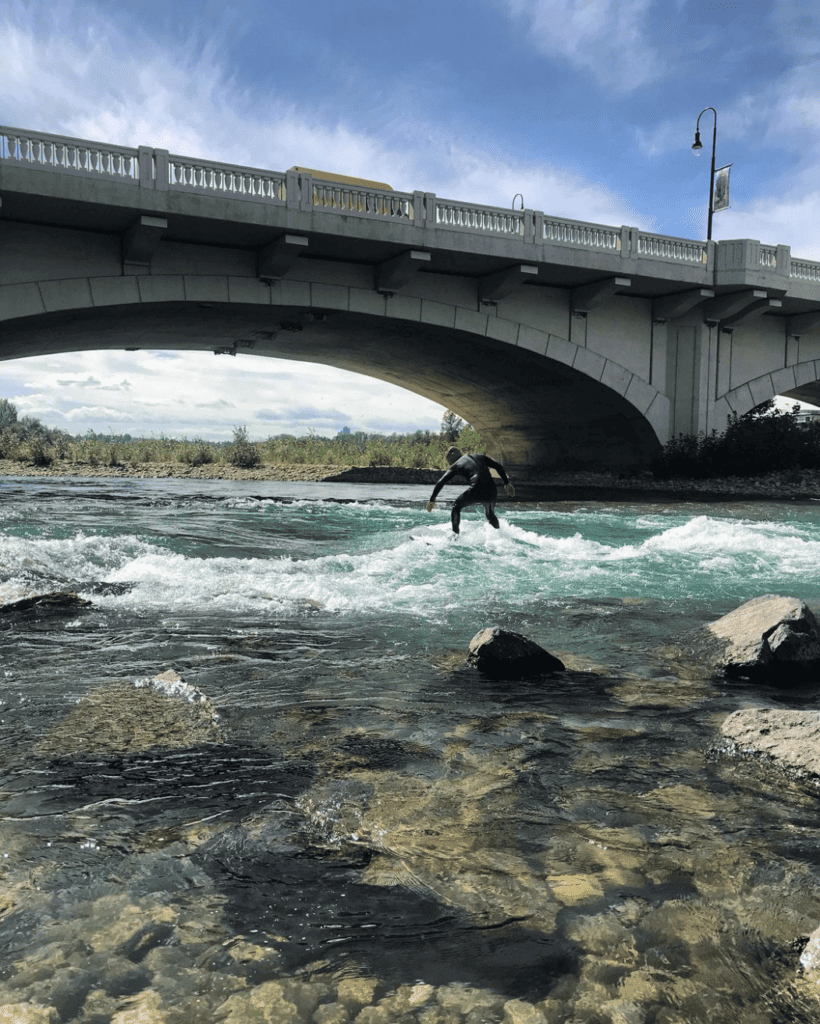 River Surfing an der 10th Street Bridge in Calgary, Alberta, Kanada